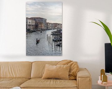 Gondolier op het Canal Grande in Venetië van Kitty de Vries