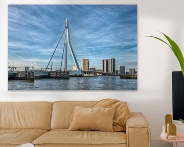 skyline van Rotterdam met de erasmusbrug over de rivier de maas met blauwe lucht van ChrisWillemsen