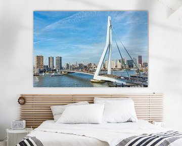 skyline van Rotterdam met de erasmusbrug over de rivier de maas met blauwe lucht van ChrisWillemsen