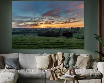 Lever de soleil coloré par un matin brumeux entre les prairies près du château de Buesdaal. sur Kim Willems