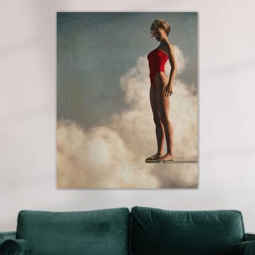 Die Frau, die stark in den Wolken schwebt