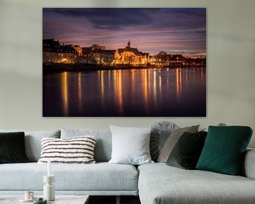 Vue du Danube sur la cathédrale de Ratisbonne et le pont de pierre avec des lumières à Ratisbonne le