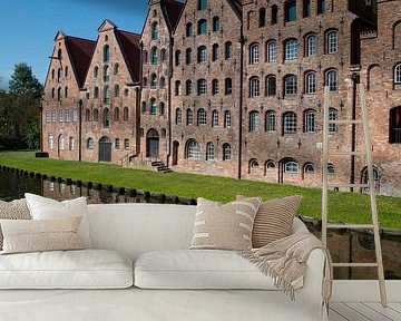 Pakhuizen in oude stad  Lübeck in Duitsland van Joost Adriaanse