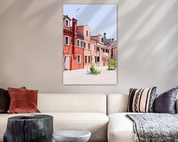 Nuances de rose | Maisons colorées à Burano Venise sur Milou van Ham