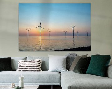Windmolens voor de kust van Flevoland tijdens zonsondergang