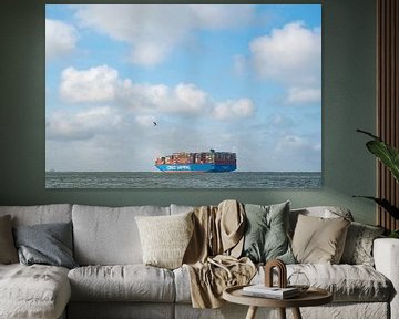 Containerschip verlaat de haven van Rotterdam voor de open Noordzee van Sjoerd van der Wal