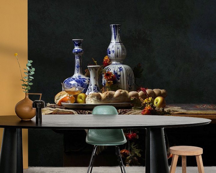 Sfeerimpressie behang: Stilleven Delfts Blauw met brood en fruit van Watze D. de Haan
