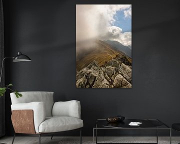 Berggipfel in den Wolken von Bart Nikkels