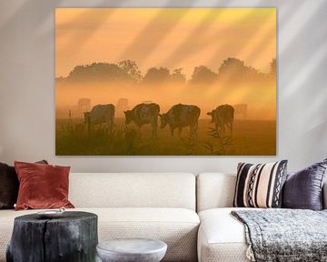 Koeien grazen in de mist van Ron Buist