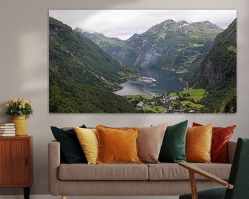 Uitzicht op de Geirangerfjord, Noorwegen van Caught By Light