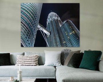 Petronas Towers in Kuala Lumpur bij nacht van Shanti Hesse