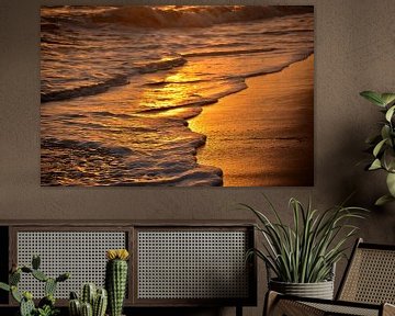 Zonsondergangslicht weerspiegeld op zeepschuim - Strandfotografie van Carolina Reina Photography