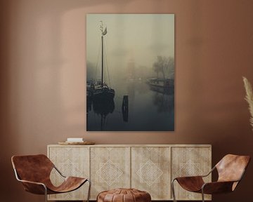 Montelbaans Turm im Nebel #1 von Roger Janssen