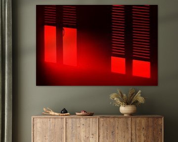 Mysterieus raam verlicht met rood licht van Catalina Morales Gonzalez