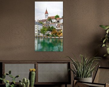 Blick vom Wasser auf Thun (Schweiz) von Jessica Lokker