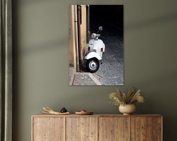 Mooie oude Vespa scooter in een sfeervol Italiaans steegje van Chantal Koster