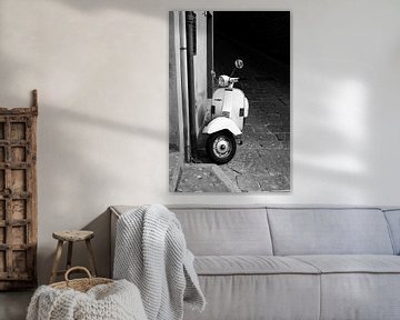 Magnifique vieux scooter Vespa dans une ruelle italienne atmosphérique en noir et blanc sur Chantal Koster