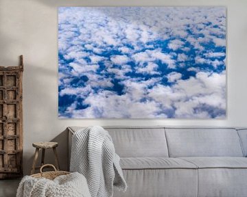 Abstract patroon van witte wolken en blauwe lucht van Andreea Eva Herczegh