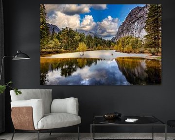 Reflectie in de Merced rivier in de Yosemite vallei in Yosemite National Park California USA van Dieter Walther