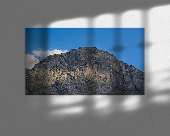 Sfeerimpressie: Alpine bergtop  met spel van zonlicht en schaduw van Kristof Lauwers