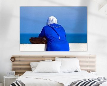 Gemälde einer verschleierten Frau mit Blick auf das Meer von Eye on You