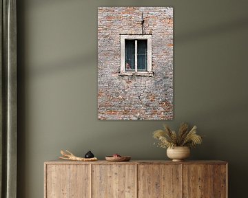 Oude bakstenen muur met raam in Elburg | Nederland | Straatfotografie