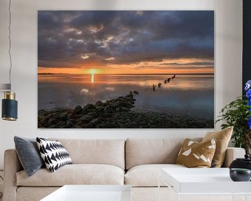 zonsondergang wadden zee met palen rij van FotoBob