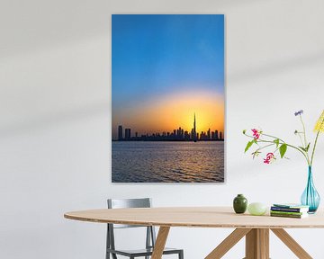 Warme zonsondergang met de skyline van Dubai van Dirk Verwoerd