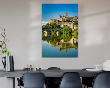 Weerspiegeling van de oude stad en kathedraal van Béziers in de rivier de Orb in Zuid-Frankrijk van Dieter Walther