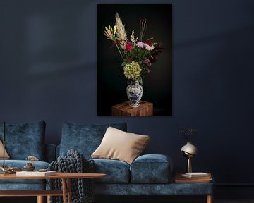 Nature morte - bouquet de fleurs d'automne dans un vase bleu Delft sur Marjolein van Middelkoop