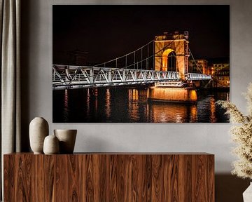 Pont piétonnier sur le Rhône à Vienne, France, de nuit sur Dieter Walther