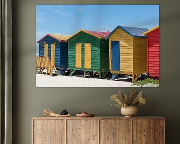 Knallbunte Strandhütten am Strand von Muizenberg, Südafrika von WorldWidePhotoWeb