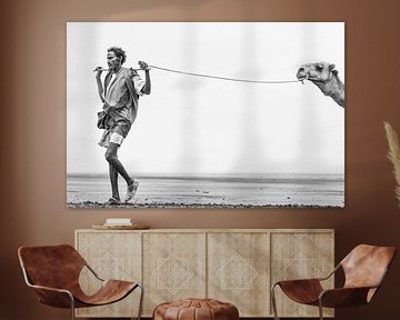 Man met zijn kameel onderweg naar een zoutmeer in Ethiopië
