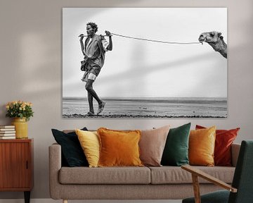 Man met zijn kameel onderweg naar een zoutmeer in Ethiopië