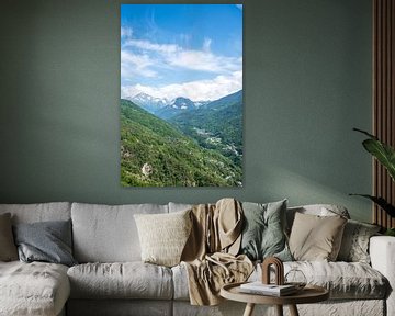 Uitzicht op de Franse alpen. Bergen met restjes sneeuw - natuur en reisfotografie van Christa Stroo fotografie