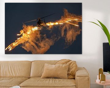 Spektakuläres Feuerwerk! Der Hubschrauber Agusta A 109 der belgischen Luftwaffe feuert während der A von Jaap van den Berg