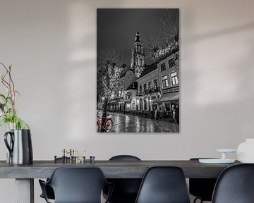 De Havermarkt in Breda met de Grote Kerk en een rode fiets. van Henk Van Nunen Fotografie