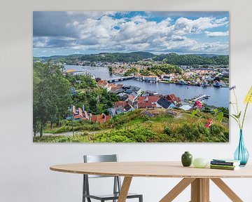 Vue de la ville de Mandal en Norvège depuis le point de vue d'Uranienborg. sur Rico Ködder