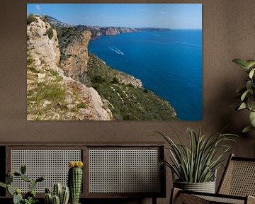 Méditerranée bleue et falaises calcaires