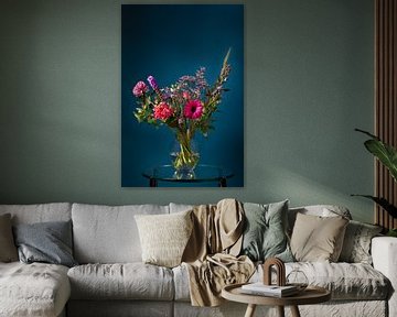 Bouquet de fleurs dans un vase en verre sur Peter de Kievith Fotografie