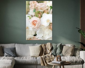Oud roze roos en de witte bloem - pastelkleuren van Kaylee Burger