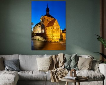 Het oude stadhuis van Bamberg aan de rivier de Regnitz bij nacht van ManfredFotos