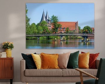 Pont de l'amour sur l'Obertrave avec la porte Holsten et les salines, , Lübeck, Schleswig-Holstein, 