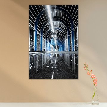 De Nelson Mandelabrug in Zoetermeer in de avond.