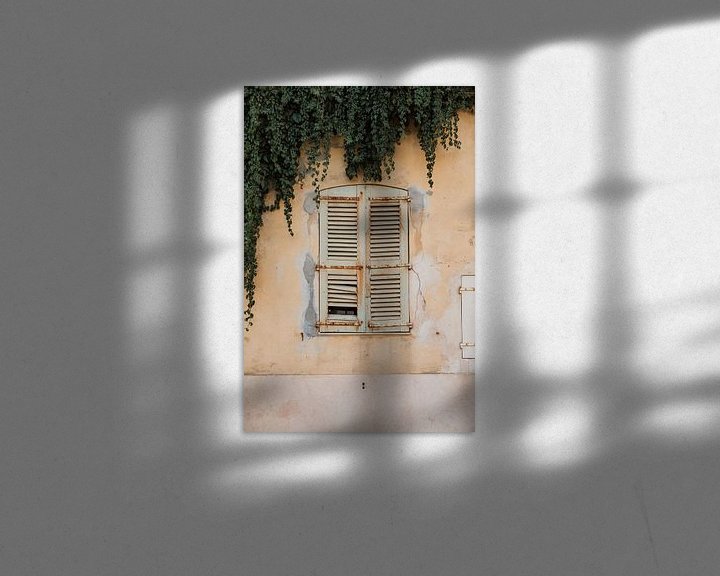 Sfeerimpressie: Oud raam Saint-Tropez Frankrijk van Amber den Oudsten