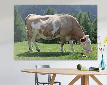 Koe in Alpenweide van Lennart den Bakker