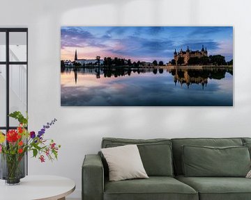 Panorama skyline Schwerin bij zonsondergang