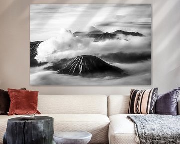 Zonsopgang op de berg Bromo Java Indonesië in zwart-wit van Dieter Walther