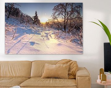 Winterlandschap met sneeuw en zonsondergang van Fotos by Jan Wehnert