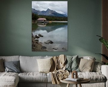 Lac Maligne avec hangar à bateaux dans le parc national de Jasper, Alberta, Canada. sur Discover Dutch Nature